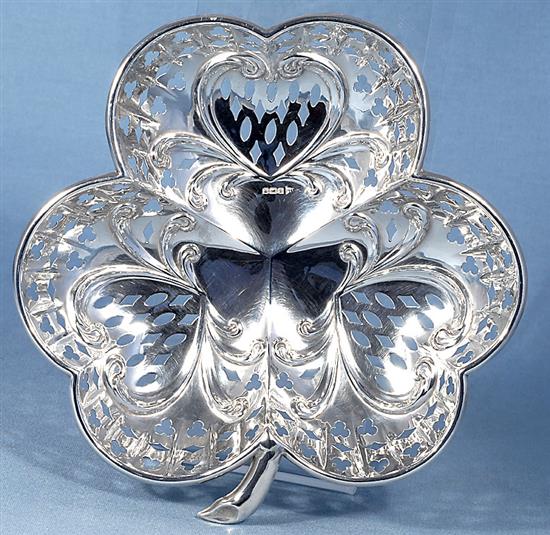 A pair of Edwardian silver “shamrock” sweetmeat dishes,